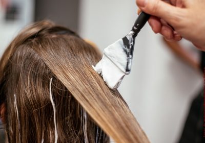 Lissage des cheveux, peelings : l’Académie de médecine alerte les consommateurs